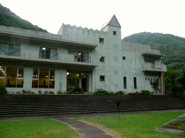 裏庭から見た本館